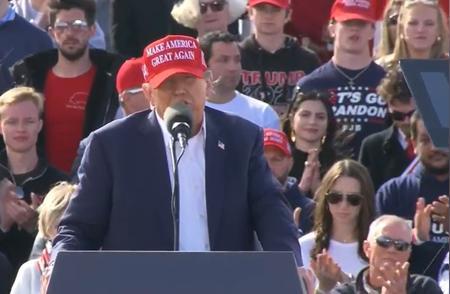 特朗普表示，若有人来到这个国家，既拒绝融入美国的生活与文化，又拒绝学习和使用英语