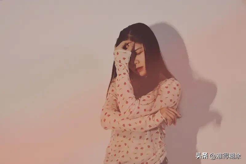 一提女人主动，很多人就想歪。其实女人主动靠近男人，原因多样。有的是情感匮乏，渴望