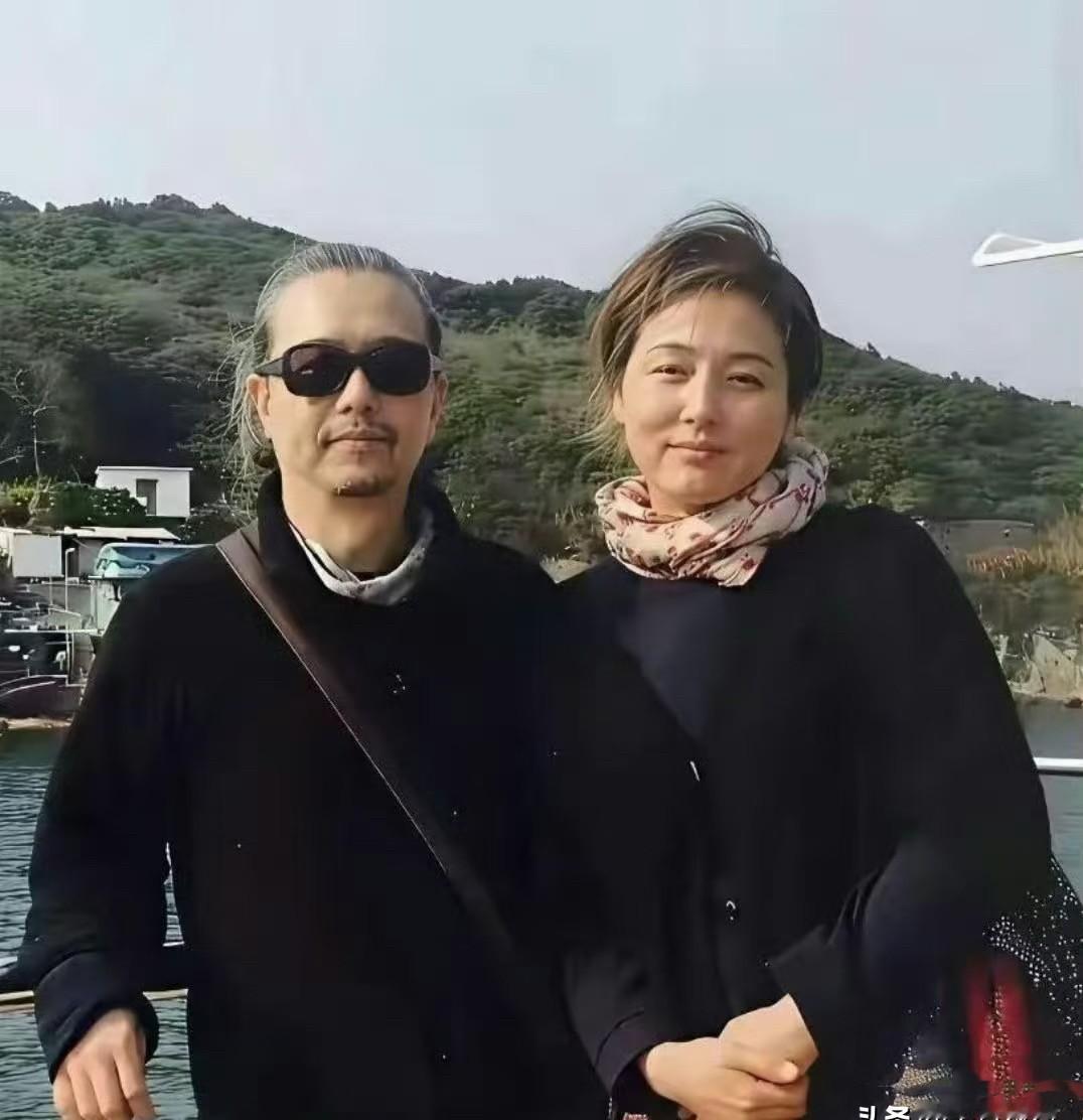 张延，这个曾被称为“粉红女郎”的演员，随着光阴流逝，逐渐展现出岁月的痕迹。
她在