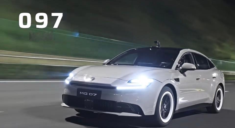 上汽MG纯电轿跑MG07来了！标配800V高压5C超充、Momenta R7高阶