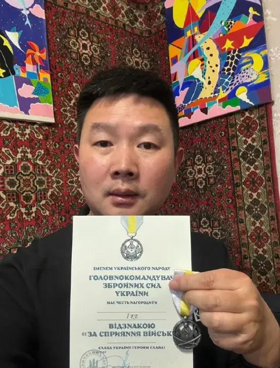 这不是电影镜头！在赫尔松，一个中国志愿者每次发放食物袋，头顶都盘旋着无人机。柯义