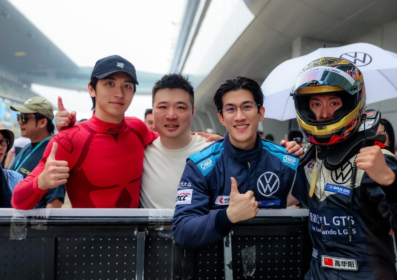 一个歌手居然也能够成为职业车手。说的就是2025年TCS年度总冠军李治廷。这位职