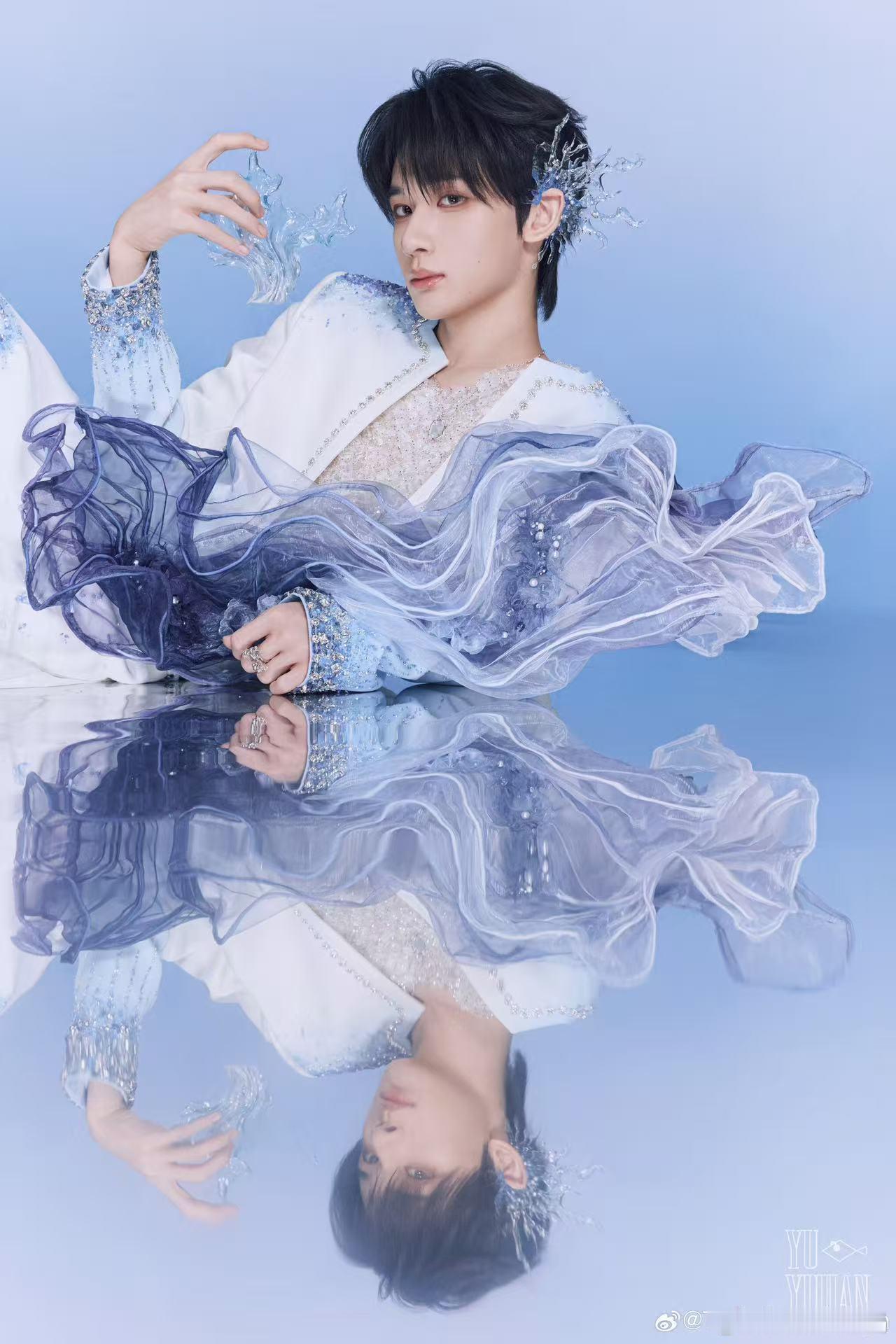 余宇涵演唱会 余宇涵在绍兴的演唱会简直让我惊艳！不仅唱得好，蓝色发色的造型让他看