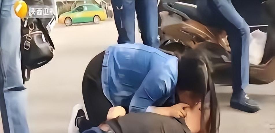 西安一女孩跪地抢救晕倒老人，老人不幸离世，谁料4天后，女孩发现对方家属全城拉横幅