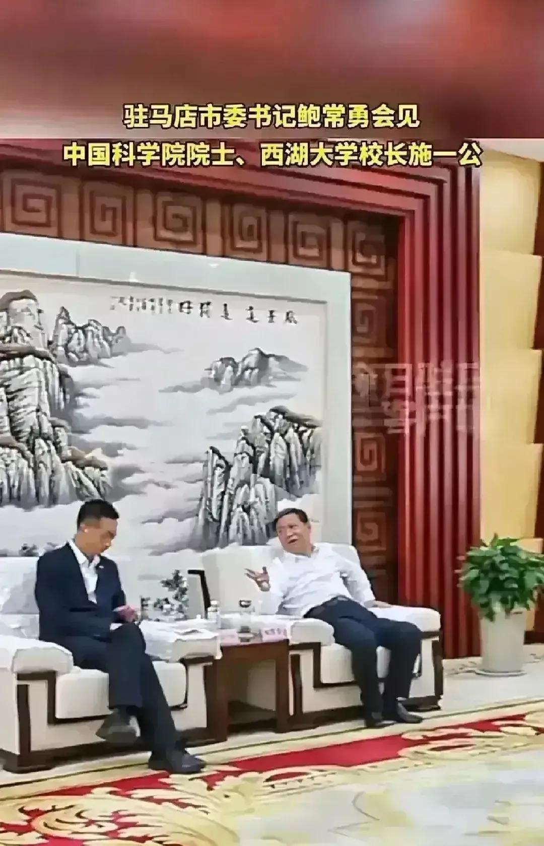 一个坐姿吵的天翻地覆，是现在的人们太敏感，无事可做？还是这样的坐姿真的不敢苟同？