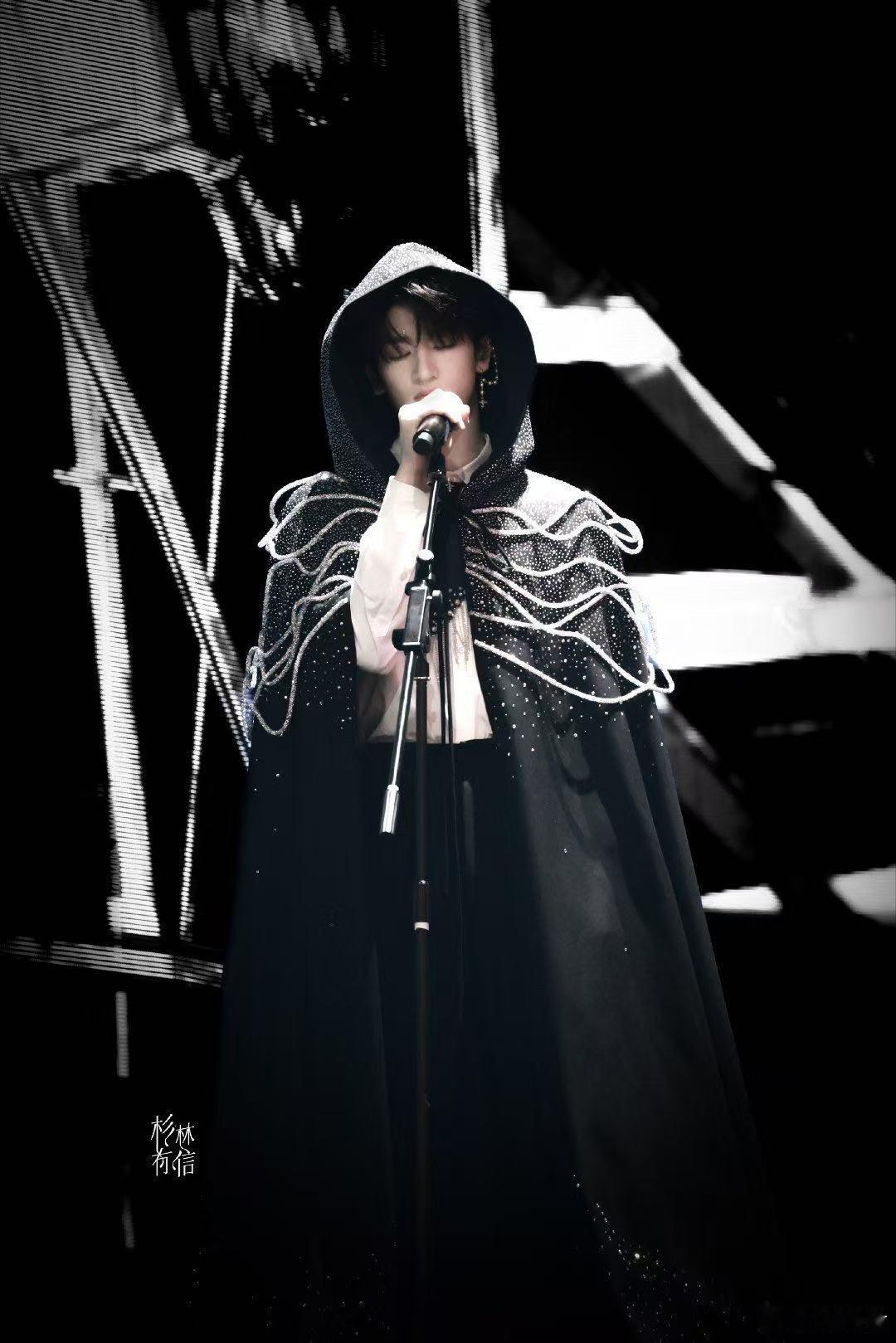 邓佳鑫头像 查无此人 别人换头像整活，邓佳鑫直接选择无头像，不按套路出牌的样子，