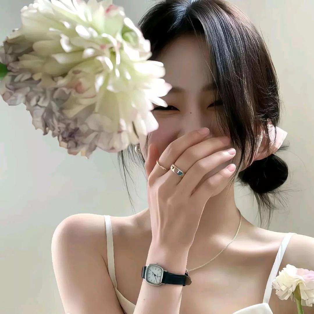 花间美人笑，簪花映芳容。