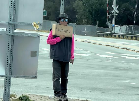 亲手撕毁护照的“甜甜圈”，在旧金山街头断指乞讨，美国梦碎得有多惨？
 
钻狗洞润