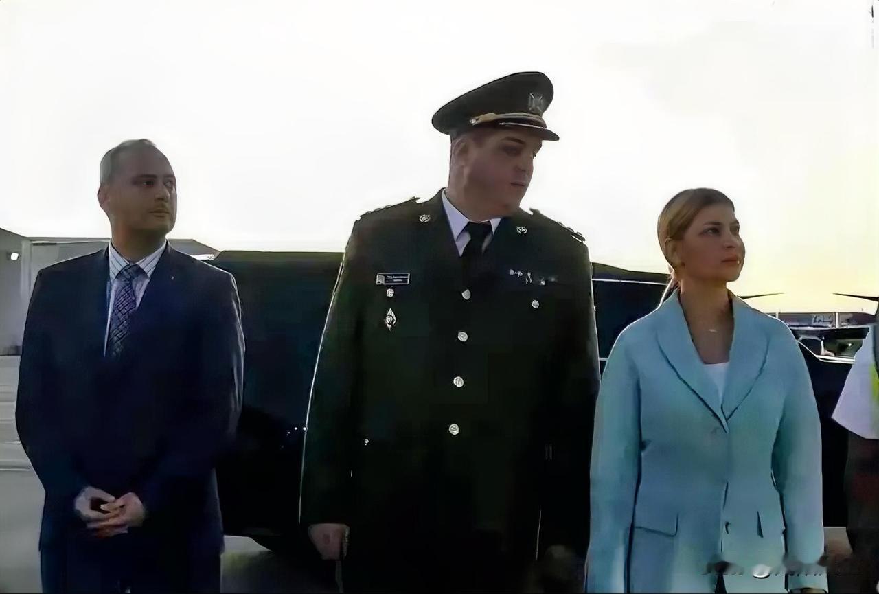 乌克兰总统泽连斯基抵达佛罗里达州迈阿密，将于北京时间29日凌晨2:00与美国总统