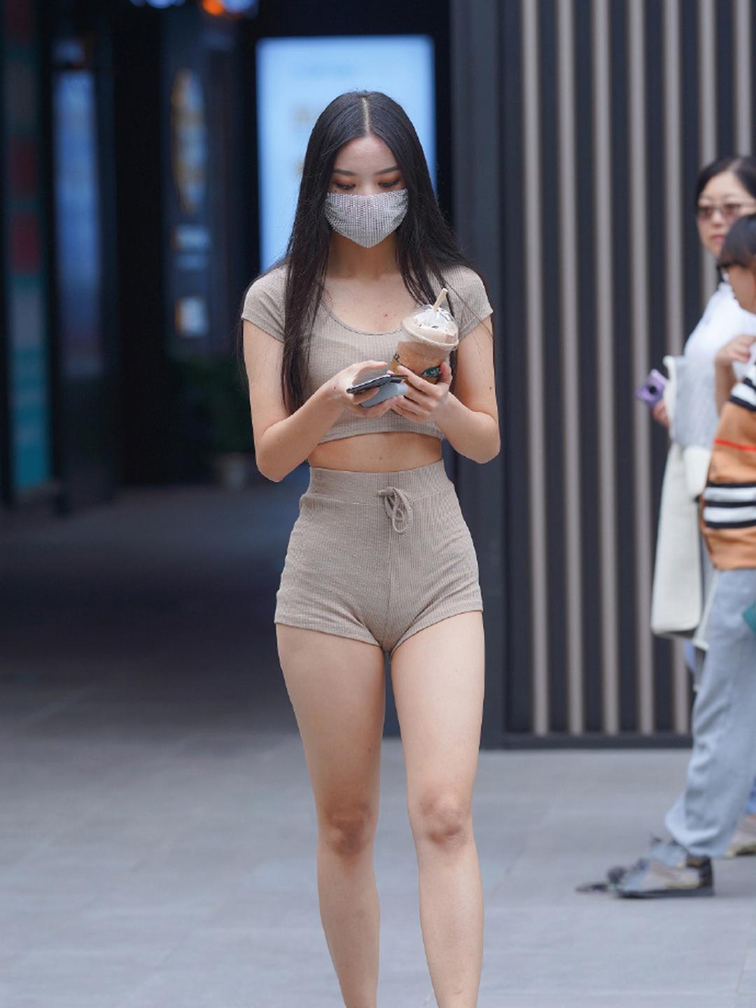 休闲舒适系街拍穿搭分享，高腰短裤搭配简短袖，松紧搭配平衡视觉效果，面料柔软亲肤。
