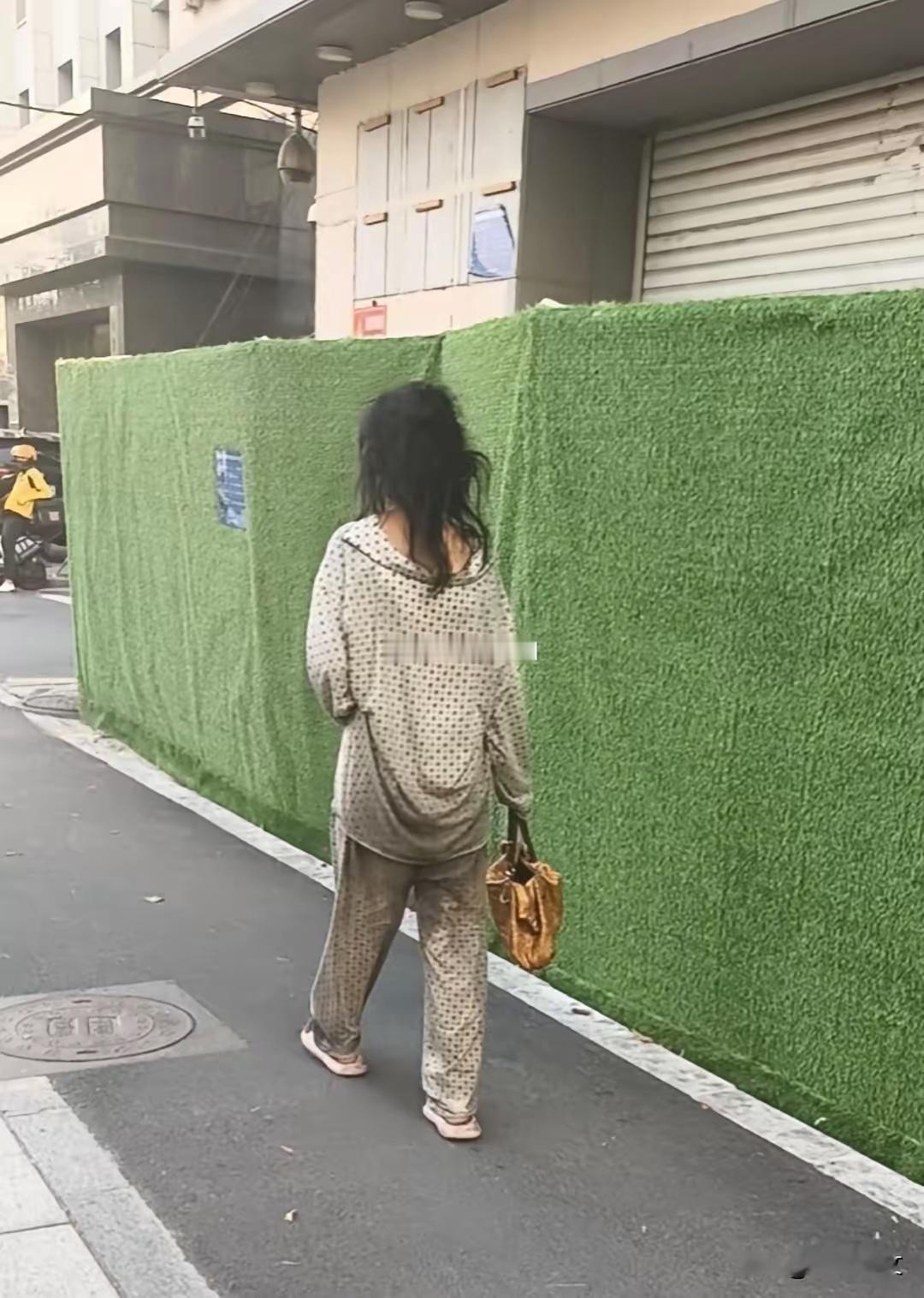 其实大街上流浪女是最可怜的，流浪汉还好一些。 