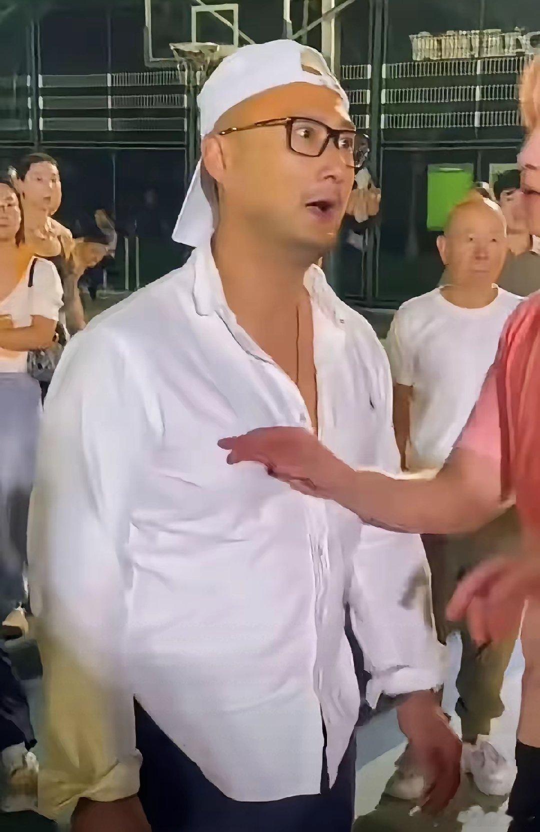刷到徐家汇公园篮球场光头挑衅滋事的视频，看得人一肚子火。公共球场一人霸场，故意干