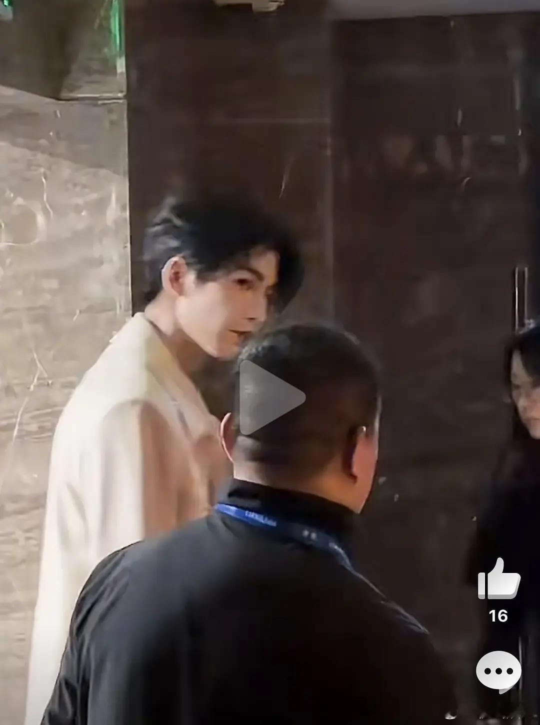 妆好厚啊，怪不得是粉底液将军 