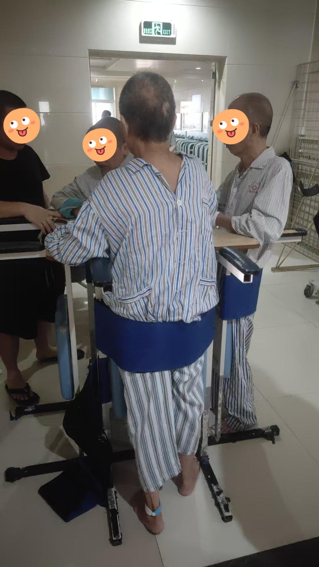 一位殡仪馆的老师傅这样说：
“活着才是王道，你要知道，每天推过来的人里，有一半银