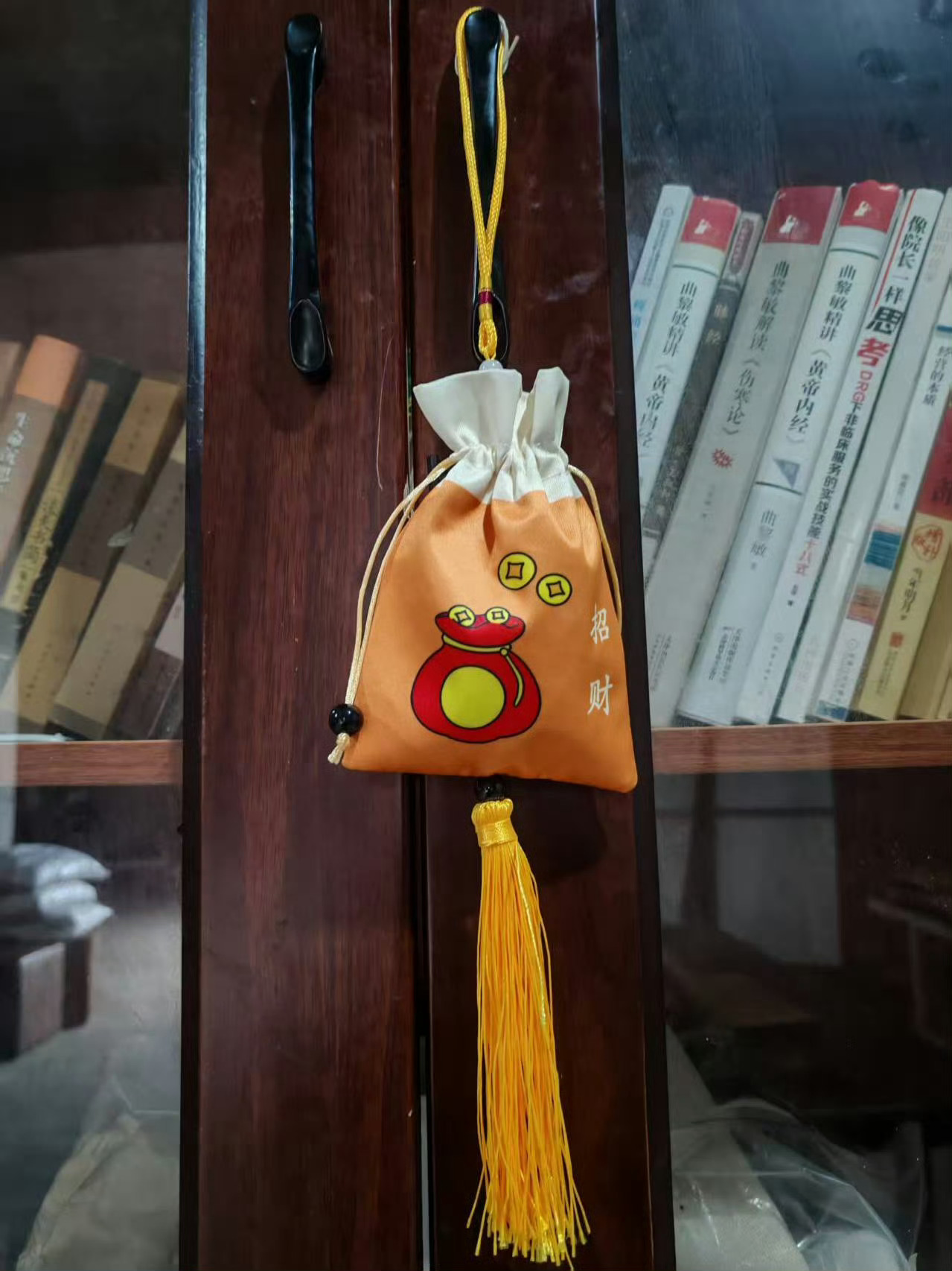 咱们的招财香囊，里面含有丁香还有枫树油粉，放一整年都还有味道，性价比超高。 ​​