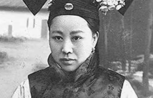 当溥仪的乳娘有2个规矩：一是喂奶，二是“毫无人性”！1908年，奶妈跟着溥仪一起