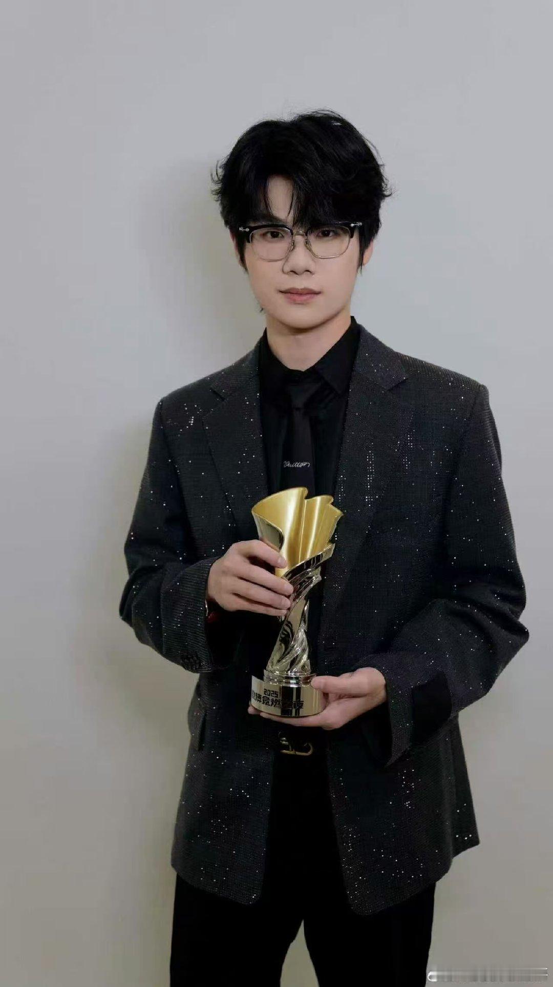 33的拍立得技能点满了！把瞬间定格成艺术，33 掌镜自带复古氛围感！ 