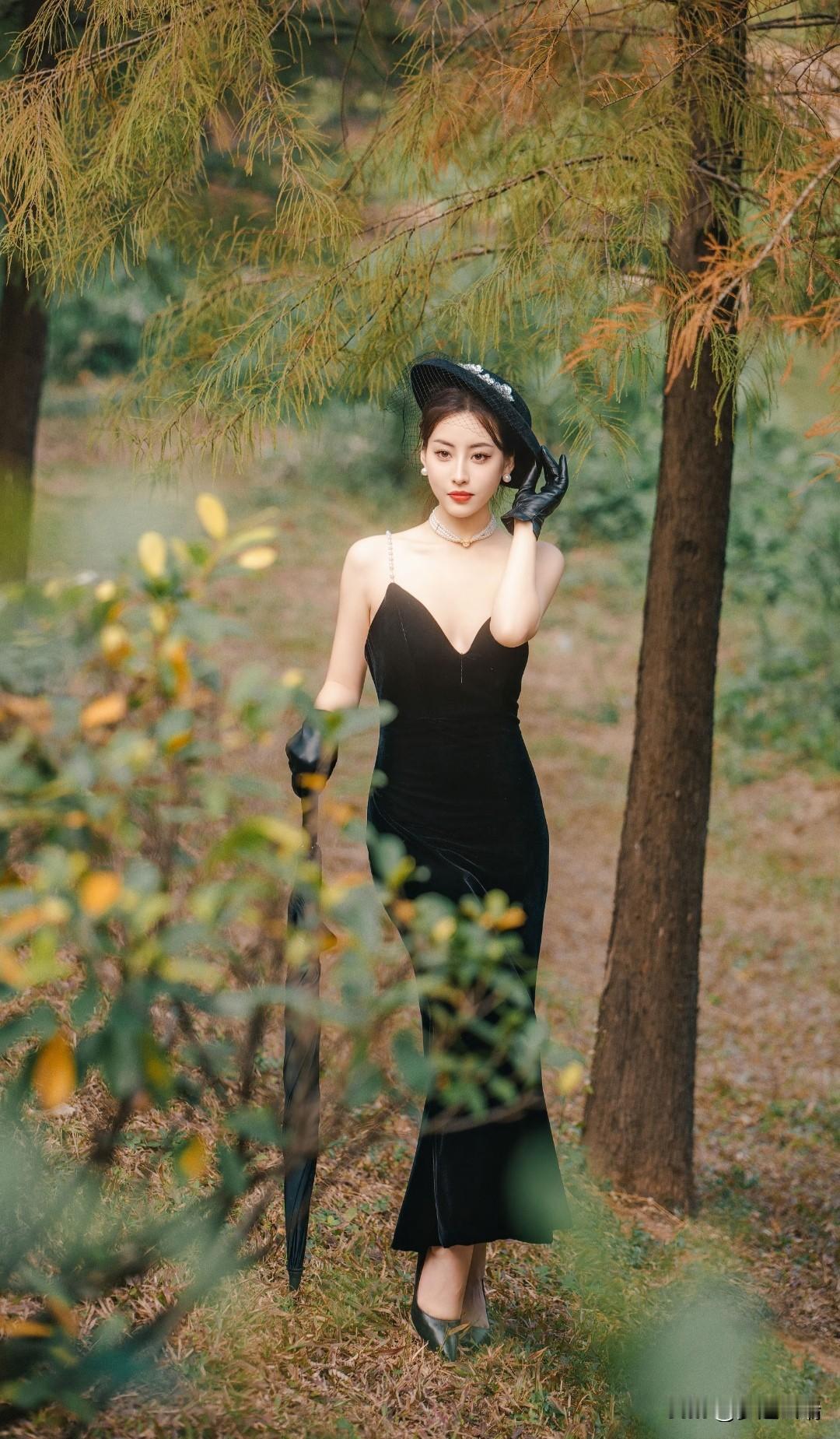优雅黑裙，复古风韵，森林中的时尚女王。
