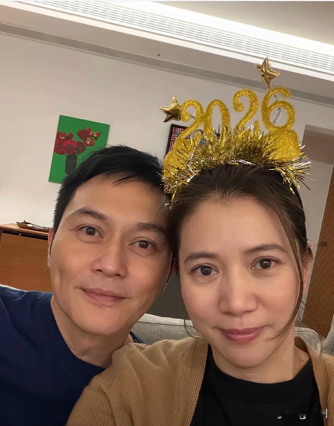 果然，好看的人从不需要靠精修撑气场！别人晒跨年照，个个精雕细琢、美颜拉满，唯独袁