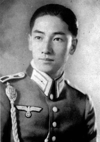 1997年，81岁的蒋纬国在台北荣民总医院逝世，死前公开自己不为人知的身世。
蒋