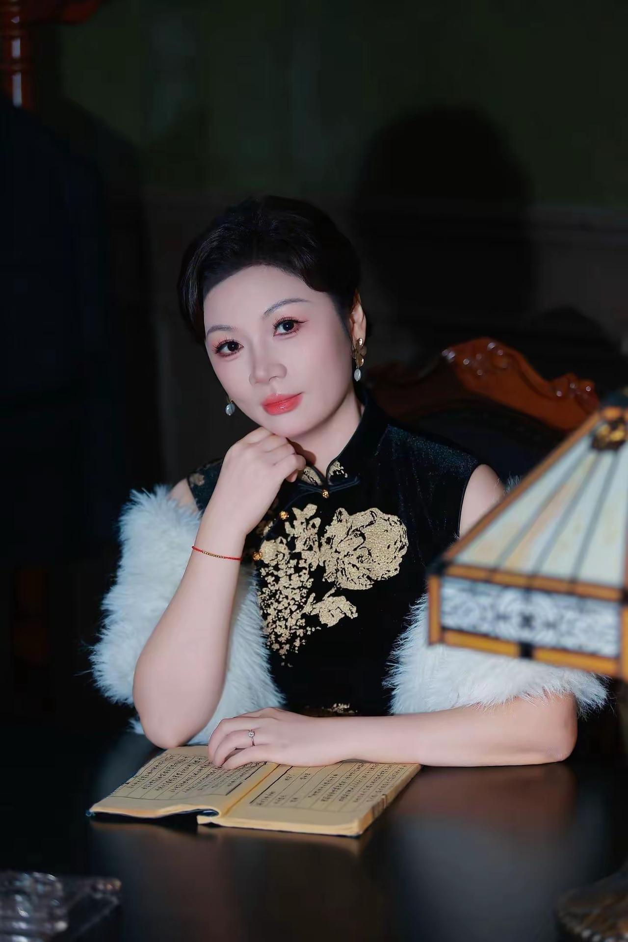 娴静犹如花照水，行动好比风扶柳。