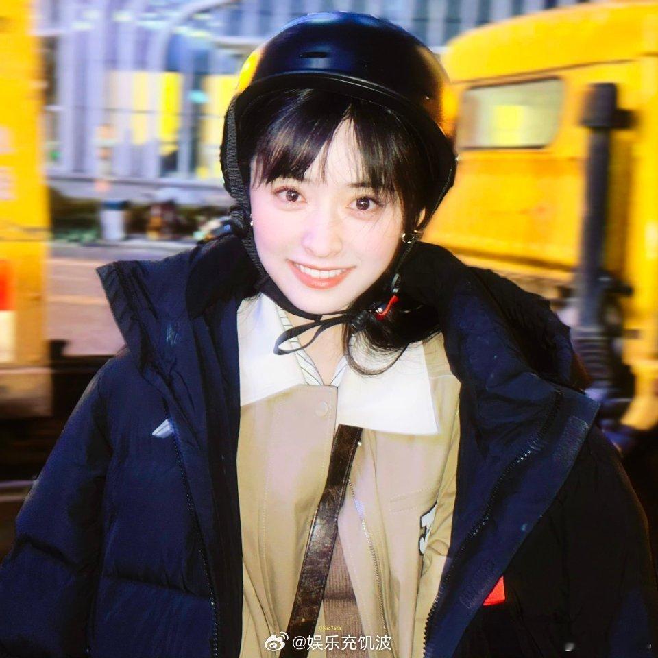 沈月喊村里小朋友去客栈吃烤肠亲爱的客栈真的很治愈人心，不只是沈月，嘉宾们相处得像