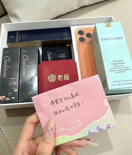 假如你面对一个陌生人，这个人拿出一百块说给爷笑一个，你可能不为所动。然后一千块，