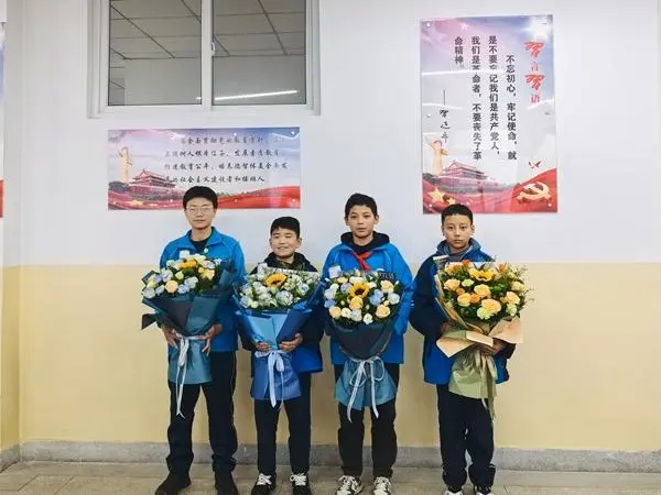 【 失控的公交车与4个少年 ：司机晕厥后他们保住18人性命】几个中学生挽救了一辆