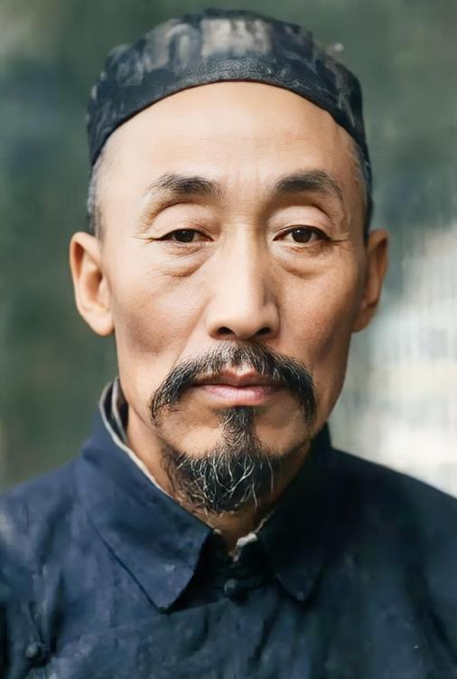 他是中国一位最伟大人物的父亲，可他不知道他儿子对国家和民族的伟大贡献而被人敬仰，