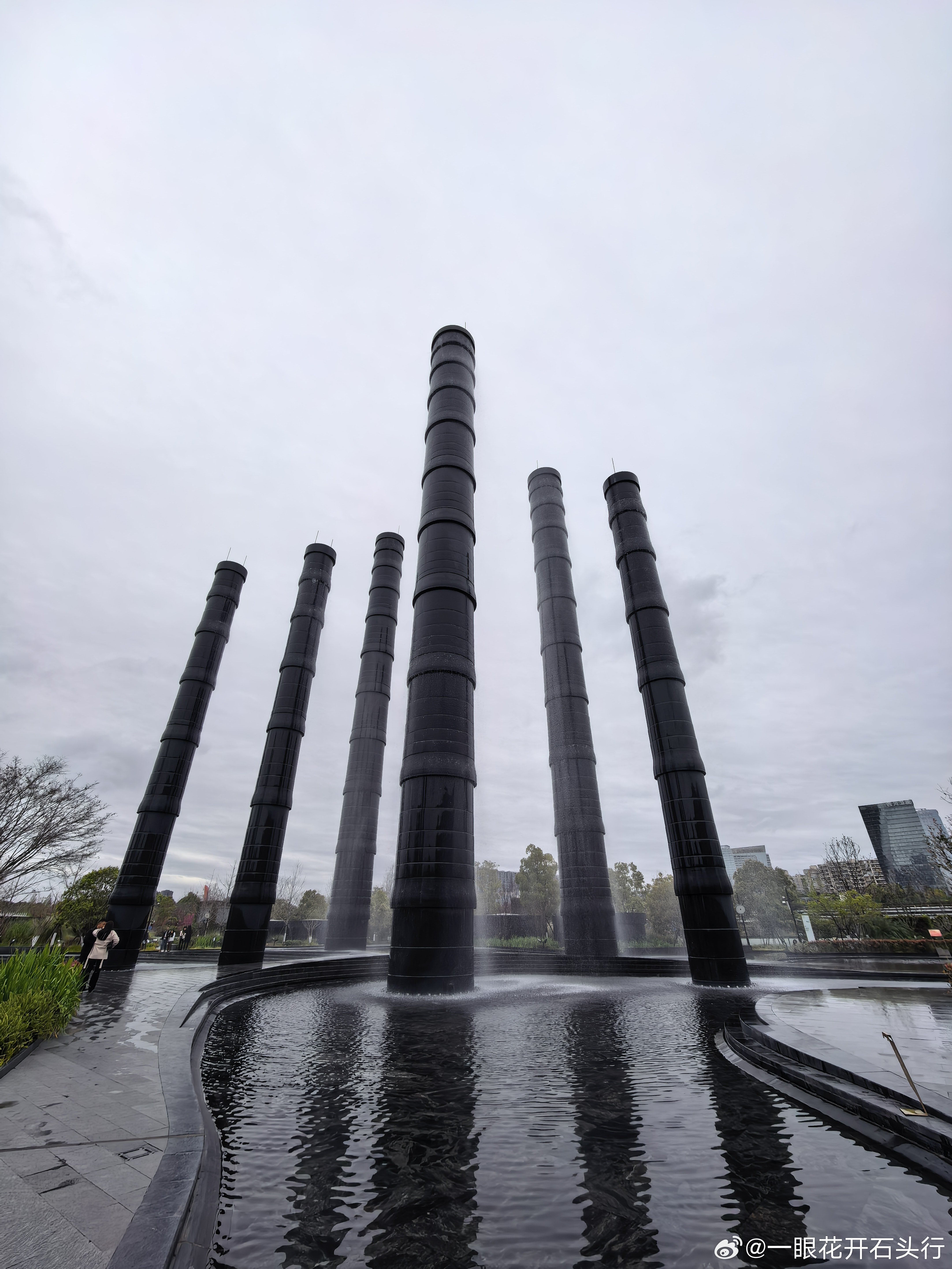 投资总是逆人性的。每当我们看好一只股票，头脑发热冲进去时，大多时候都会吃大面；每