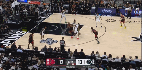 逃不掉！文班亚马面前谁来都得吃帽！
在今天NBA常规赛公牛对阵马刺的第一节比赛中