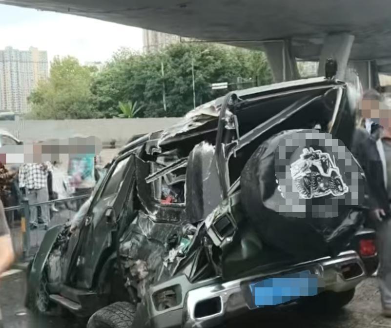 越野车撞栏坠落，护栏砸中桥下骑车人：交通责任有人查，设施安全谁来追？

9月13