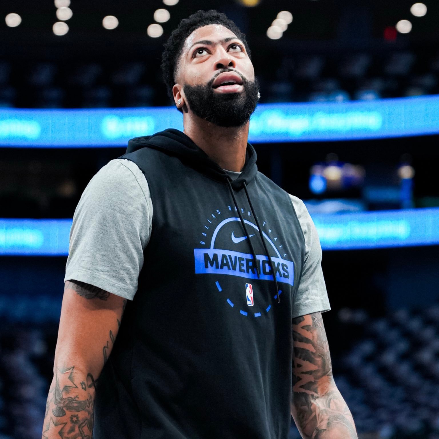 浓眉昨天的伤病结果为左手韧带损伤，他将根据后续进一步的判断决定是否需要手术，如果