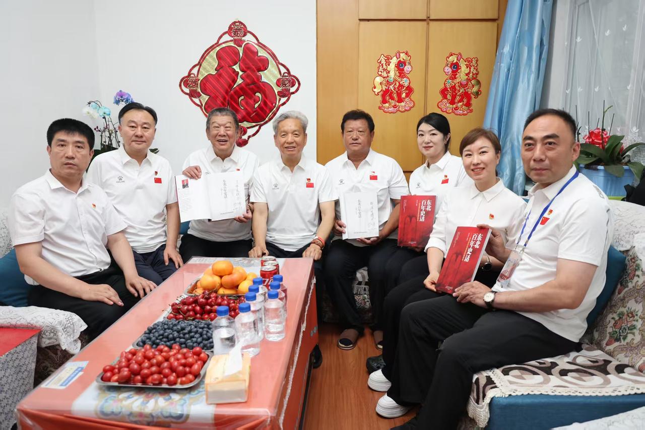分享一张最近随手拍的照片纪念中国共产党成立105周年，我和战斗英雄董存瑞、郅顺义