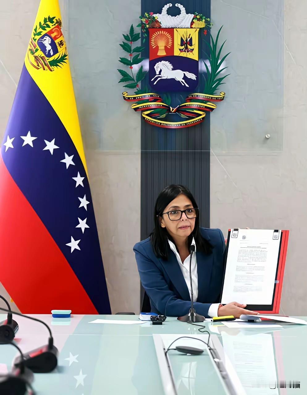 委内瑞拉副总统德尔西·罗德里格斯回到首都加拉加斯，就任代总统。罗德里格斯发表的公