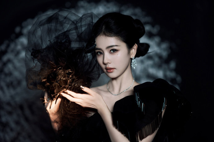 白鹿黑裙白翼造型白鹿芭莎盛典红毯造型出炉，今天高贵优雅的黑天鹅白鹿黑色礼裙白色羽