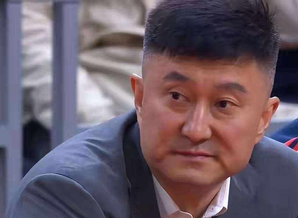 广东险胜深圳队！杜峰愁眉苦脸！本场比赛不得不说的3大消息！
1.胡明轩何时回升状