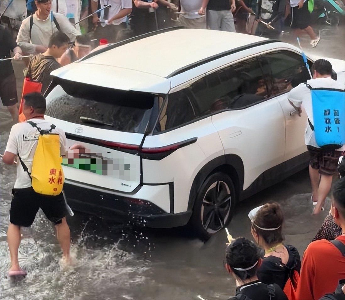 西双版纳泼水节车内冒烟系水雾所致我个人认为：这不是狂欢，是违法滋事，不能用节日气