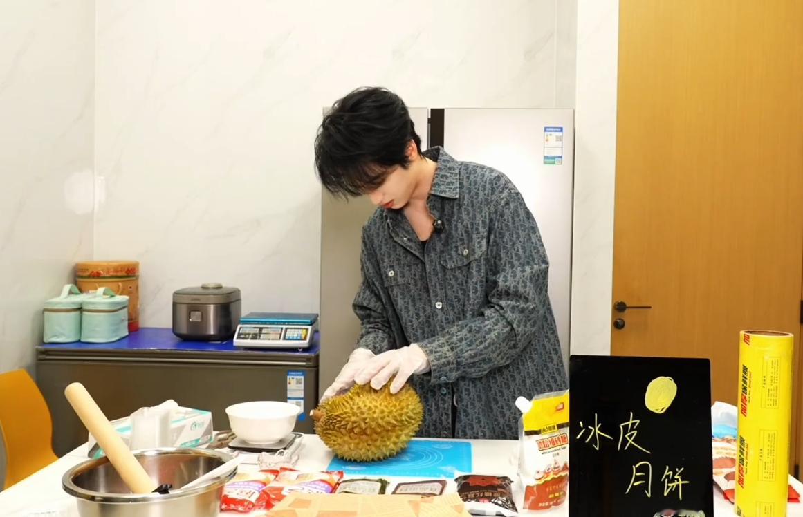 严浩翔中秋做月饼vlog严浩翔中秋做月饼 严浩翔中秋做月饼vlog，严浩翔中秋做