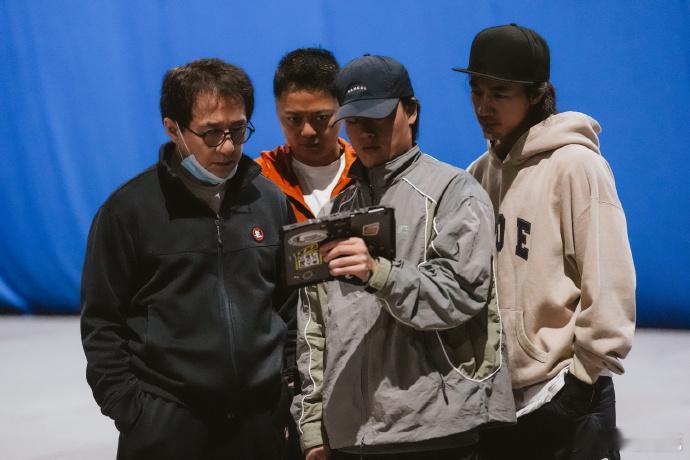 此沙分享和成龙训练幕后镜头前的潇洒利落，是镜头后的无数次重来。龙叔六十多了仍亲自