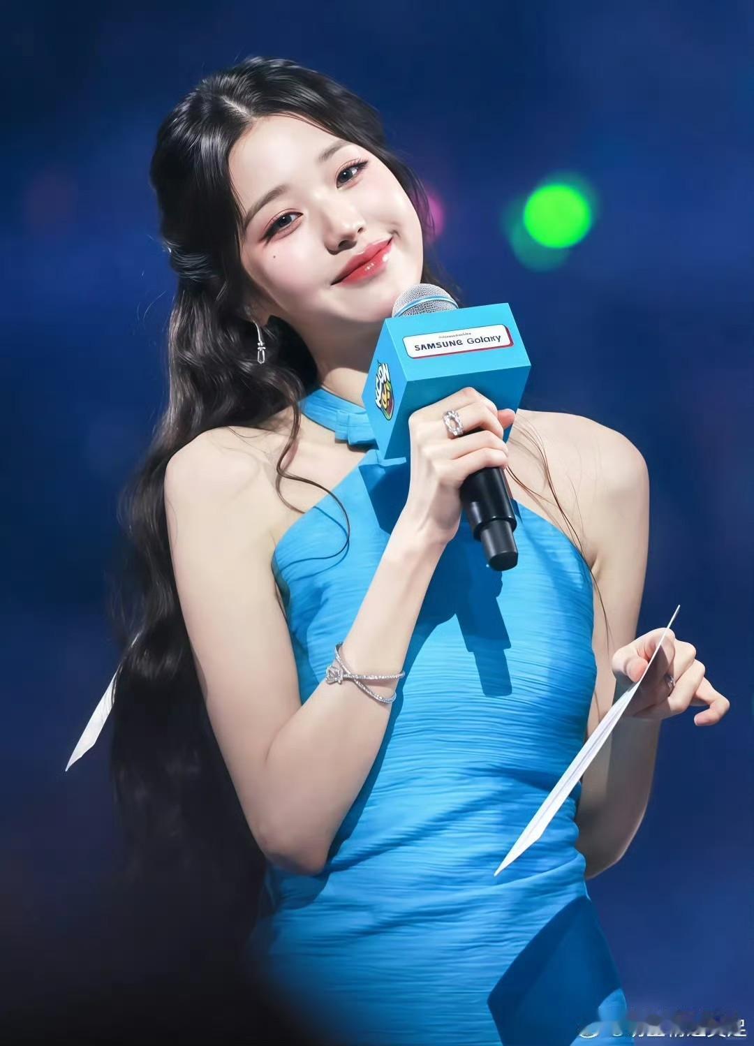 真的会被张元英这套蓝裙子美到失语💙
挂脖露肩+收腰短裙，把少女感和温柔感捏得死
