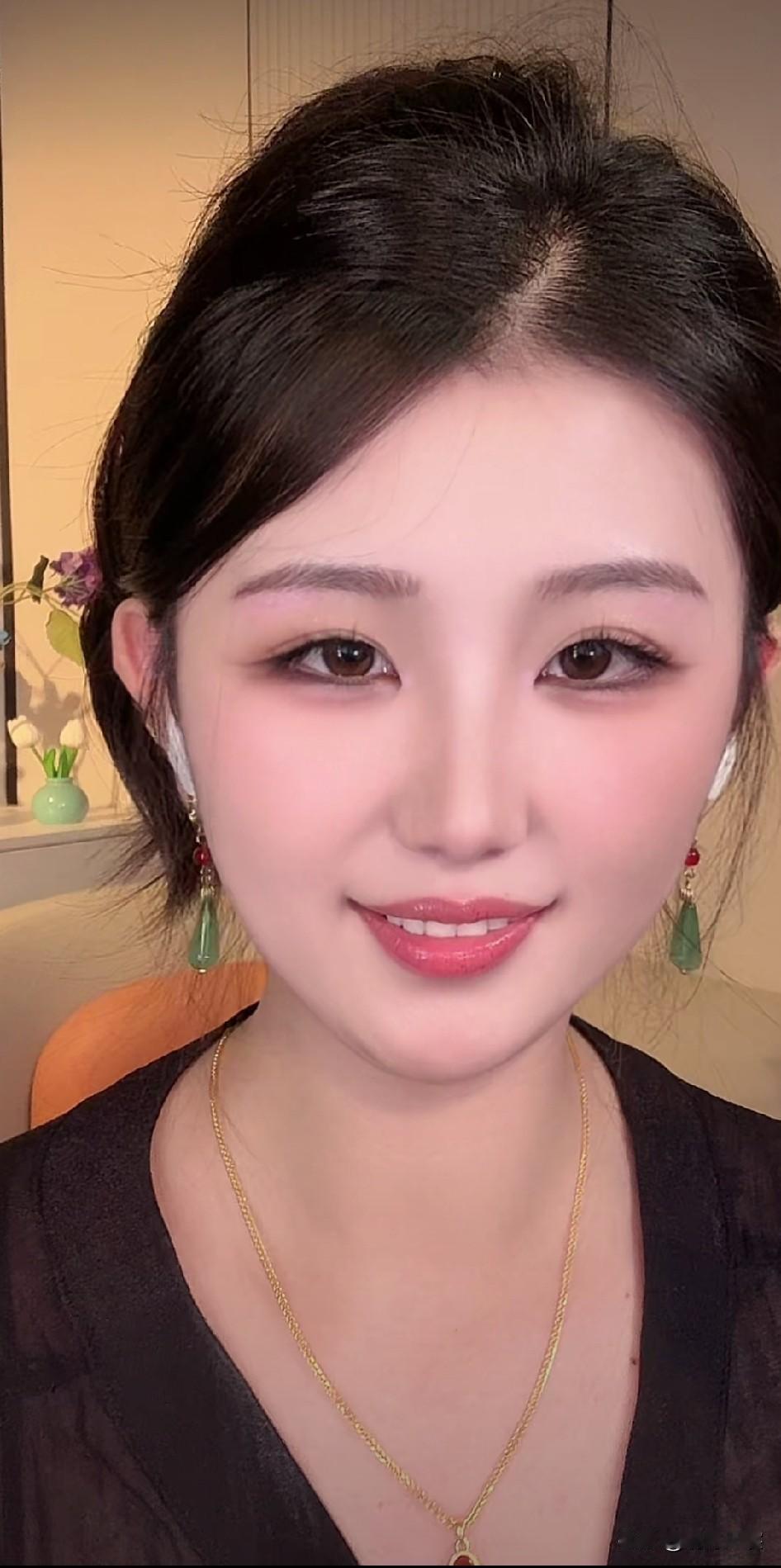 粉面含春，桃腮带笑，一双秀目水汪汪。