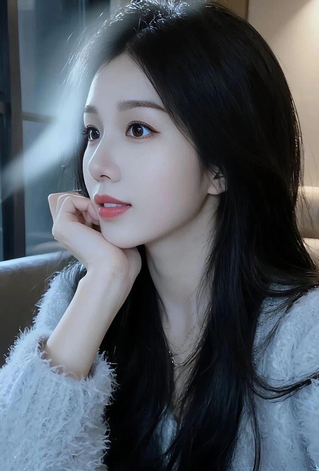 1. **回眸一笑的美学意义**
   - “回眸一笑”这一动作，不仅是一种身体