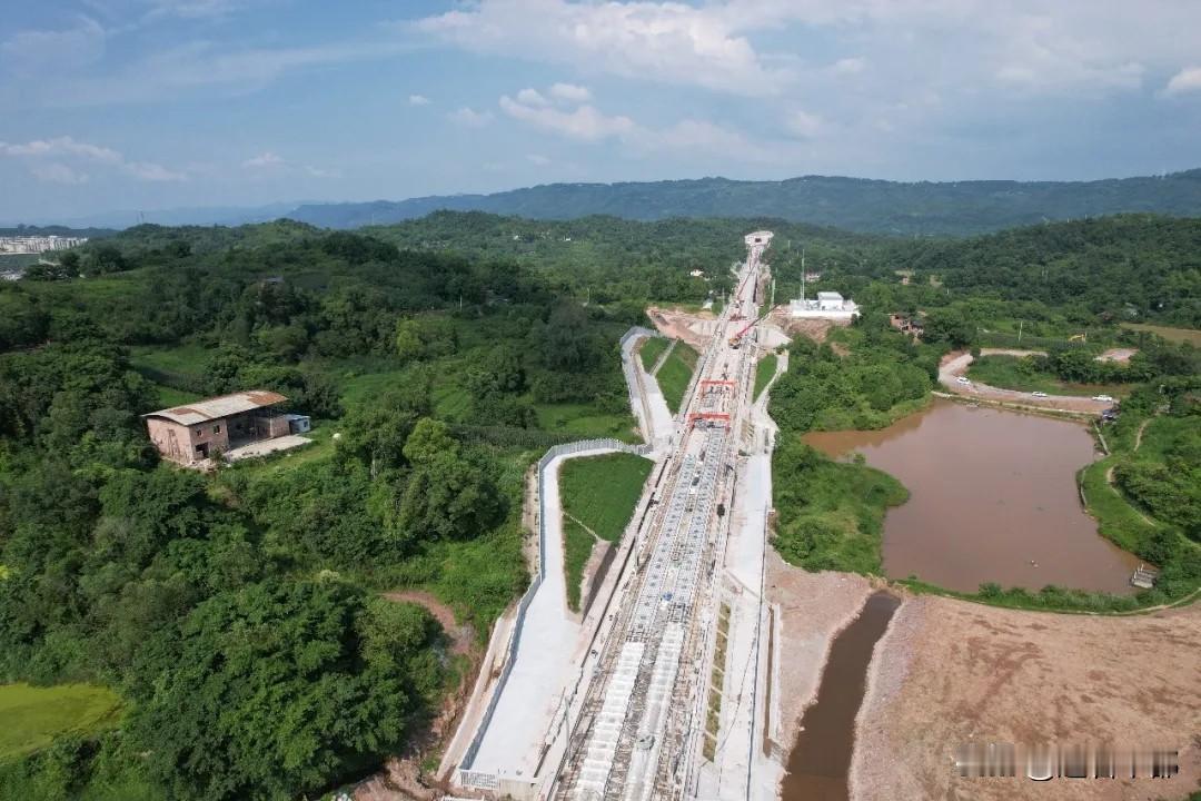 渝万高铁全线无砟轨道完工，通车倒计时
7 月 20 日，随着涪陵与巴南交界的长岭