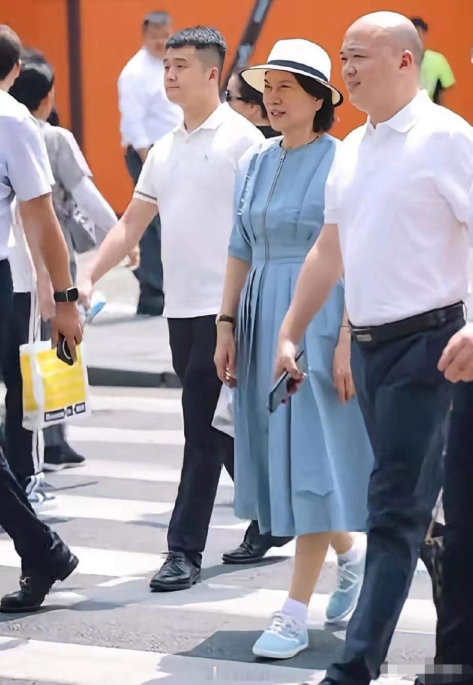 不得不说，有钱就是好啊董明珠现身成都太古里，虽然她已经72岁了，但看上去却一点不