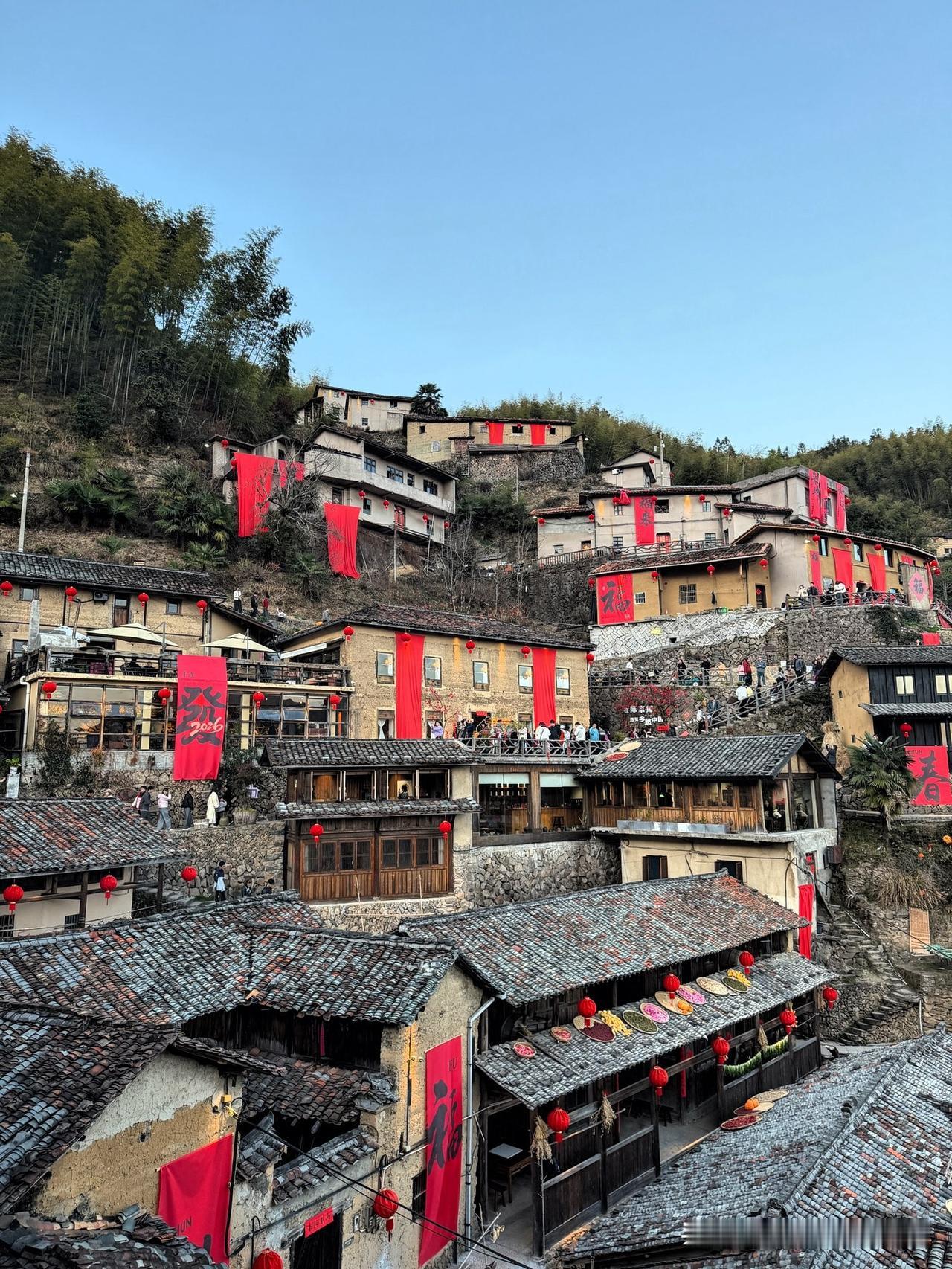 今年“春晚”没火，但丽水陈家铺子却火炸了天。

大年初五的上午，我与太太从松阳县