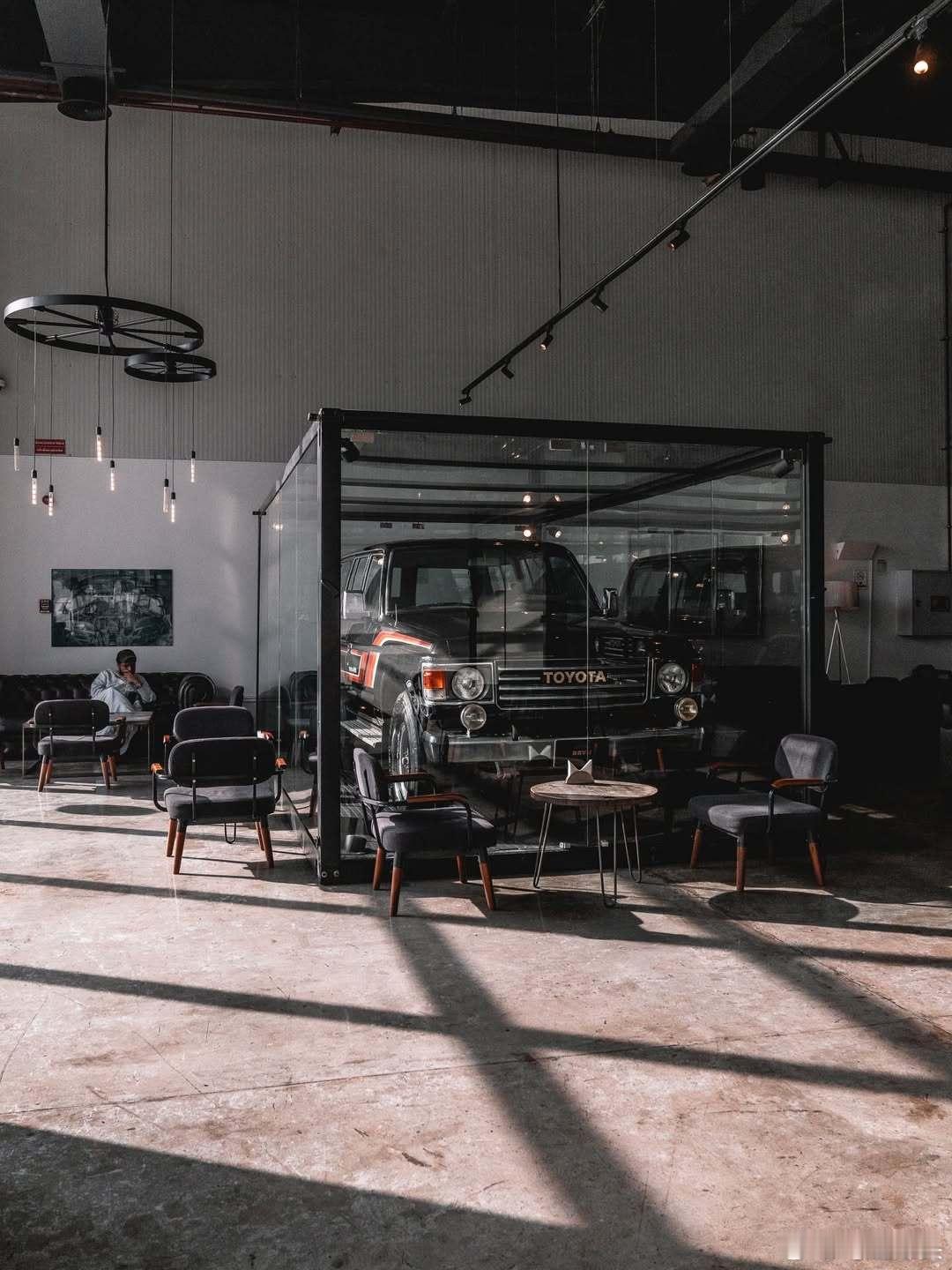 陆地巡洋舰 关在橱窗里的越野车。 Toyota Land Cruiser, no