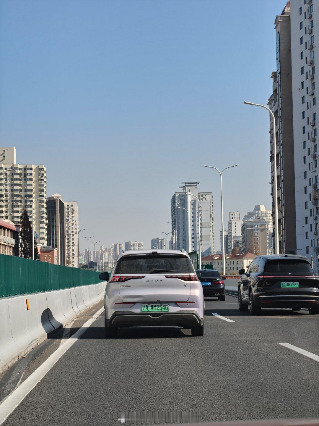 稀有车实拍 禾希点解析：带后雨刷的埃安Y不多的 