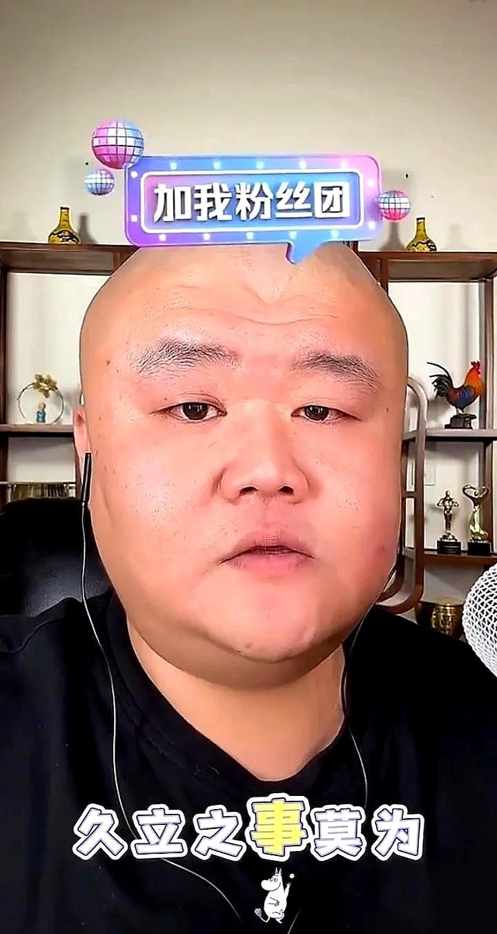 北疯小同学似乎在以走钢丝绳的方式在向大众展现他的高智商和高情商。
嫄嫄对待冠某羽