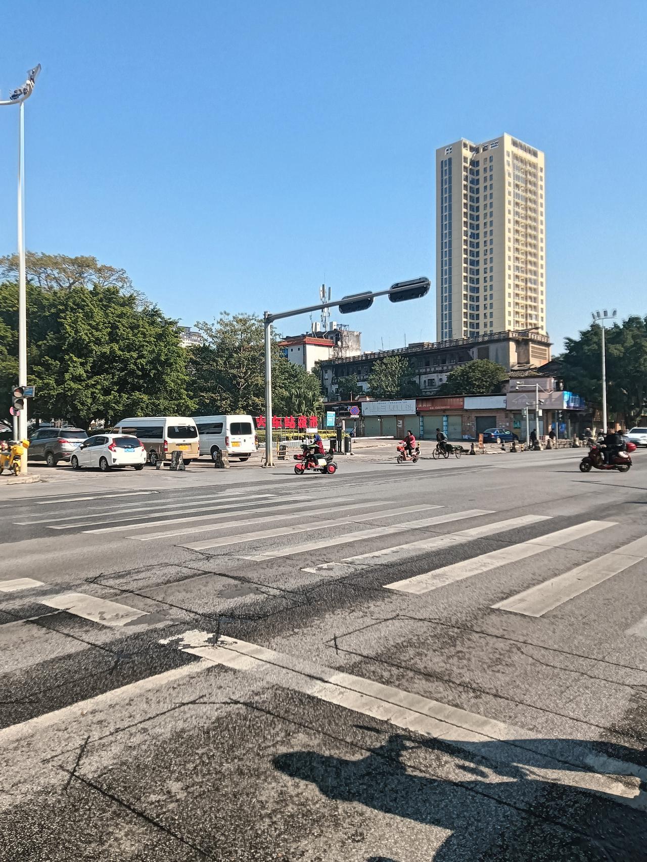 下午经过江北大道贵港市旧火车站门口，所见一火车站夜市招牌格外醒目。看来港北又要添